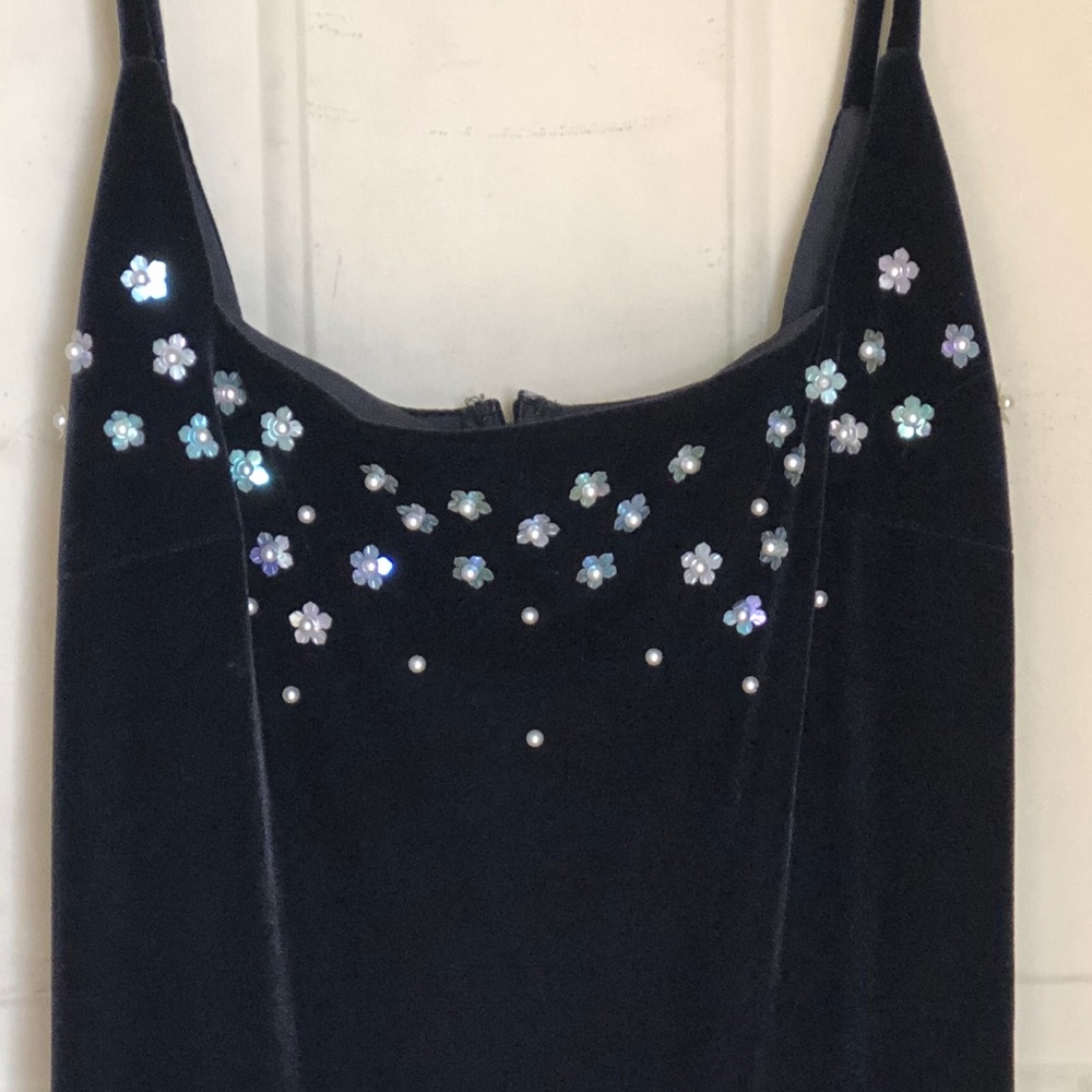 Very simple long black dress. Perfect for a gala